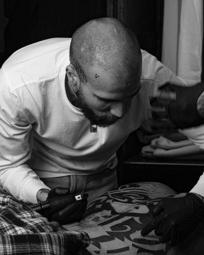 Flama, CEO de El Punto 08800 Tattoo Studio, estudio tatuajes lettering, black and grey y realismo. Mejores tatuadores lettering españa.