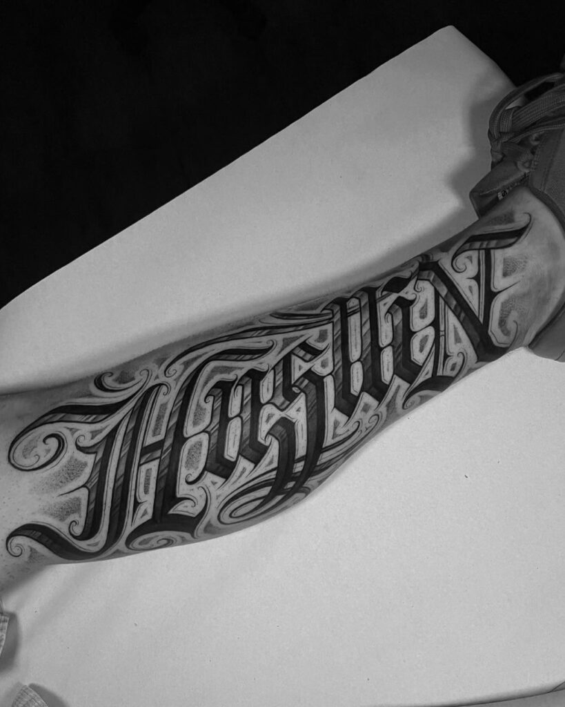 El Punto 08800 Tatuaje lettering realizado por Flama, CEO de El Punto 08800