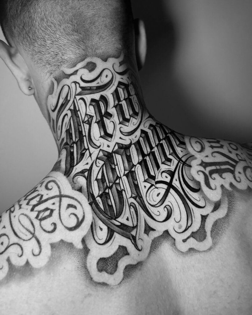 El Punto 08800 Tatuaje lettering realizado por Painted Dog, especialista en estilo lettering