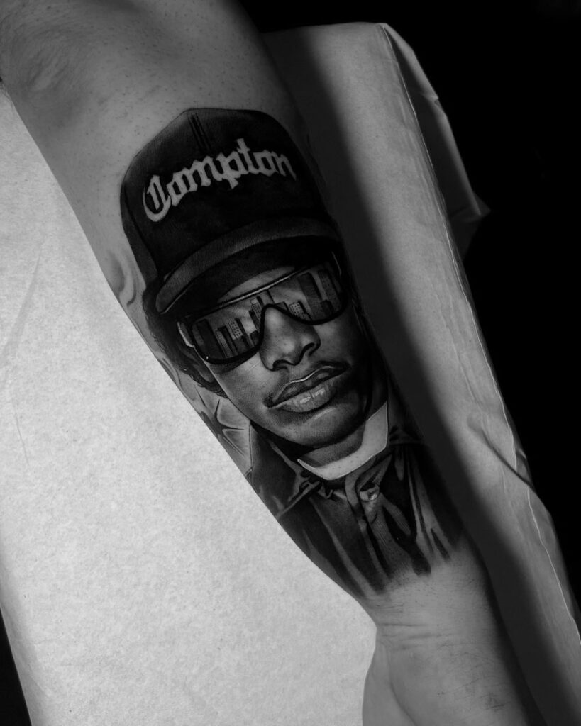 El Punto 08800 Tatuaje black and grey de Painted Dog, tatuador lettering españa experto en realismo