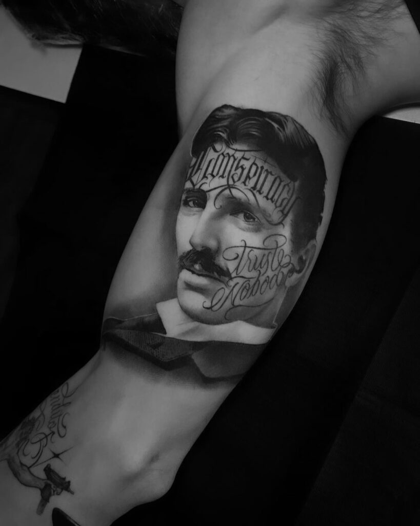 El Punto 0880 Tatuaje combinado de lettering y black & grey realizado por Painted Dog, tatuador lettering españa