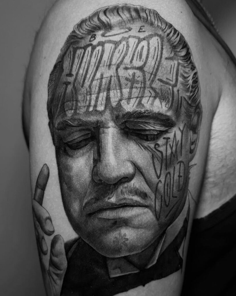 El Punto 08800 Tatuaje lettering y realismo realizado por Flama, tatuador lettering españa