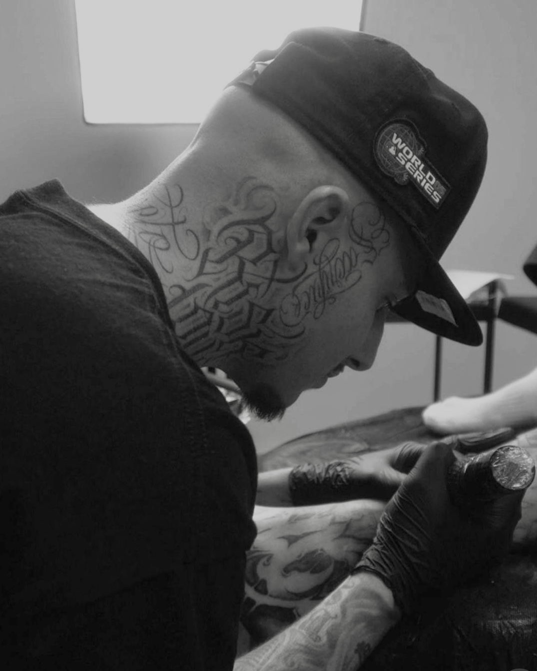 Mouda, artista de El Punto 08800, estudio tatuajes lettering, nacional e internacional. Mejores tatuadores lettering españa.