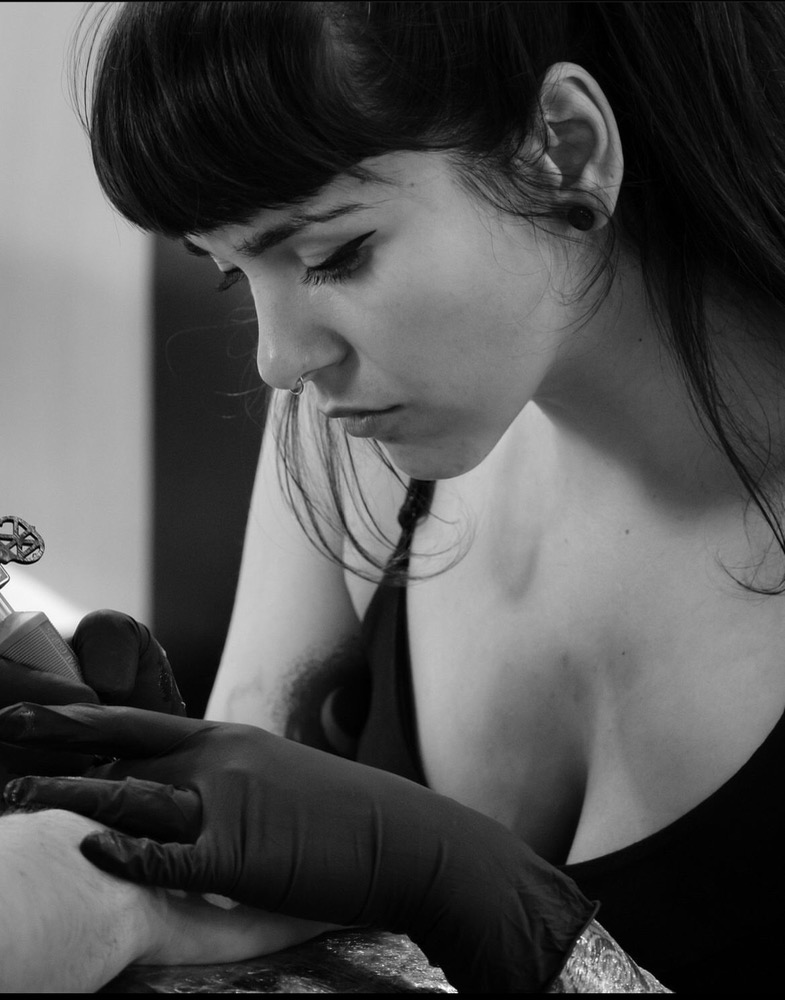 Nunu Codina, artista de El Punto 08800, estudio tatuajes lettering, especialista en estilo erótico, fine line, black work, lettering y cartoon