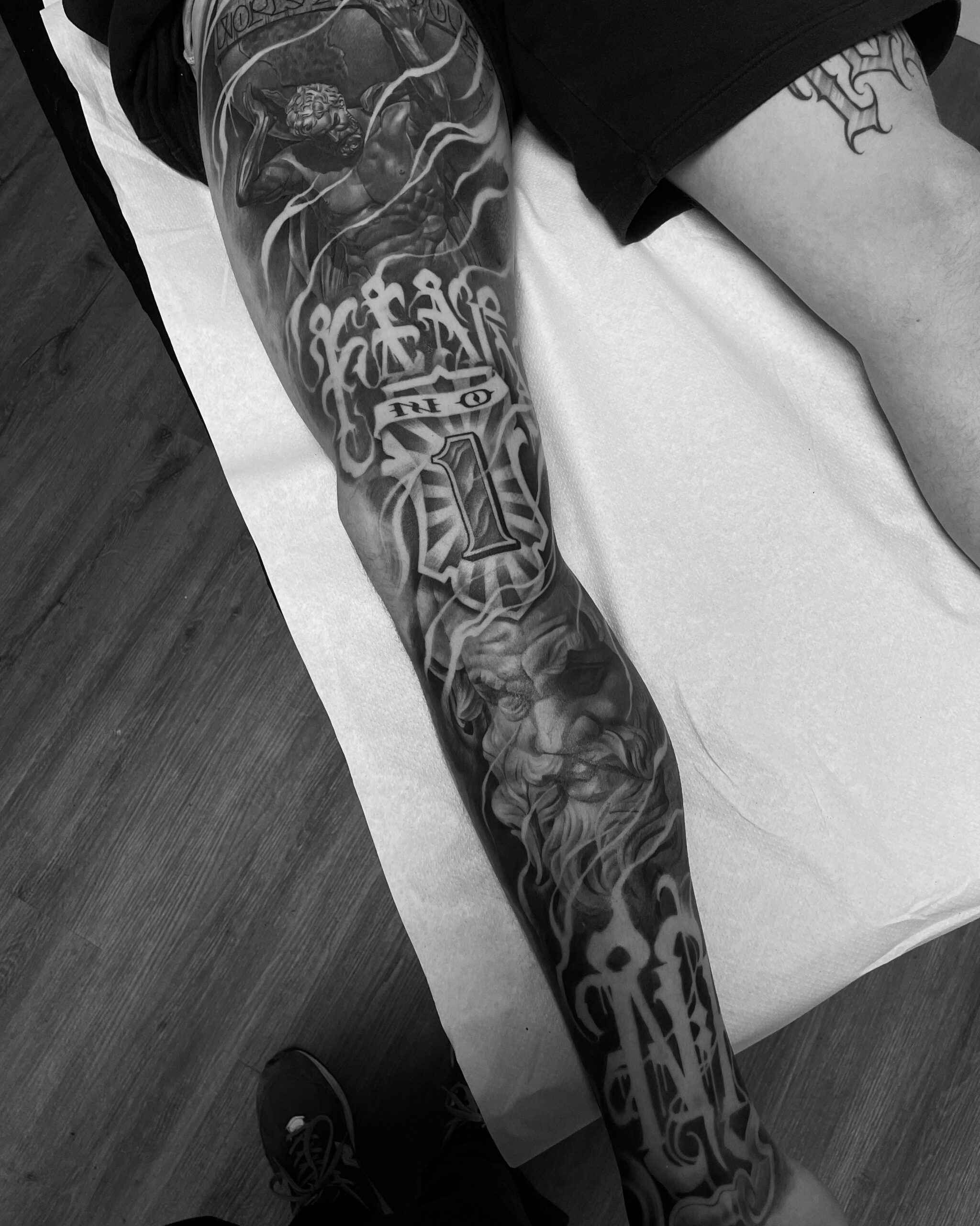 El Punto 0880 Tatuaje combinado de lettering y black & grey realizado por Painted Dog, tatuador lettering españa